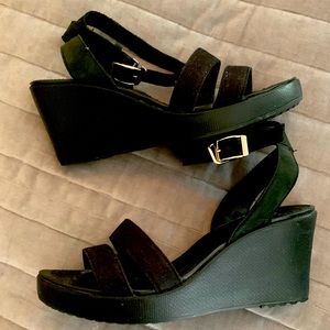 Crocs wedge sandal with ankle strap like new condition